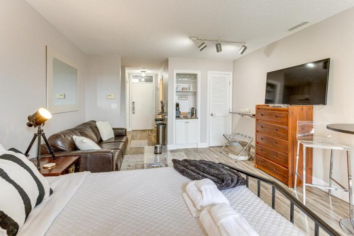 8 Mi to Traverse City Bayside Couples Retreat