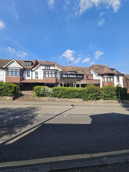 OYO The Luton Hotel