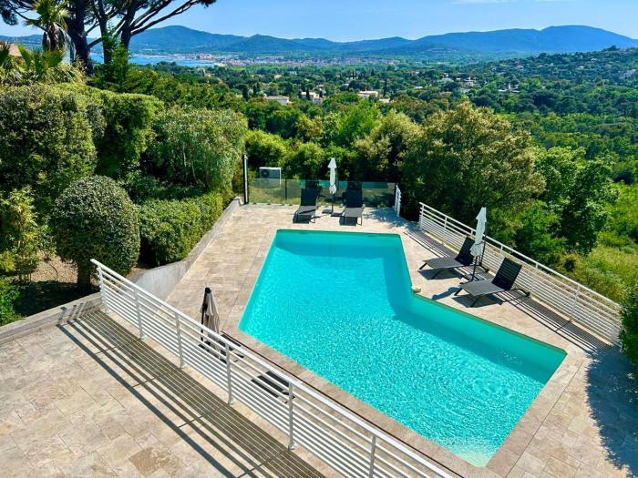 GRICARD Villa T5 avec piscine vue panoramique sur les collines de Grimaud et aperçu mer