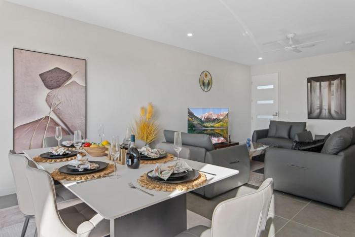 Luxury 4BR Home with Pool Gym and BBQ in Helensvale