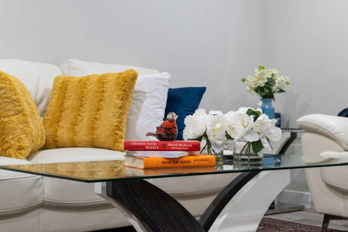Modern 2BR Private Suite NW Near Airport & Amazing Shopping! Free Banff Pass, Netflix, Parking!