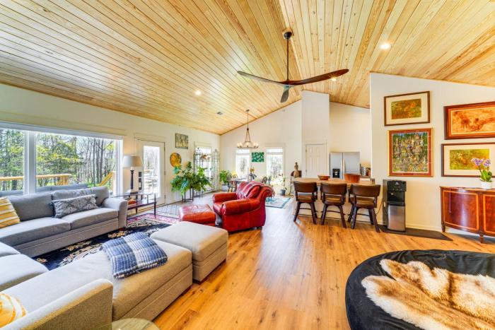 Hot Tub, Deck and Fire Pit Chic Louisville Home!