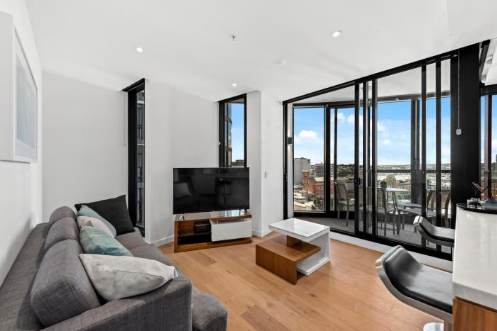 Stylish 2BR with Huge Gym, Infinity Pool and Parking