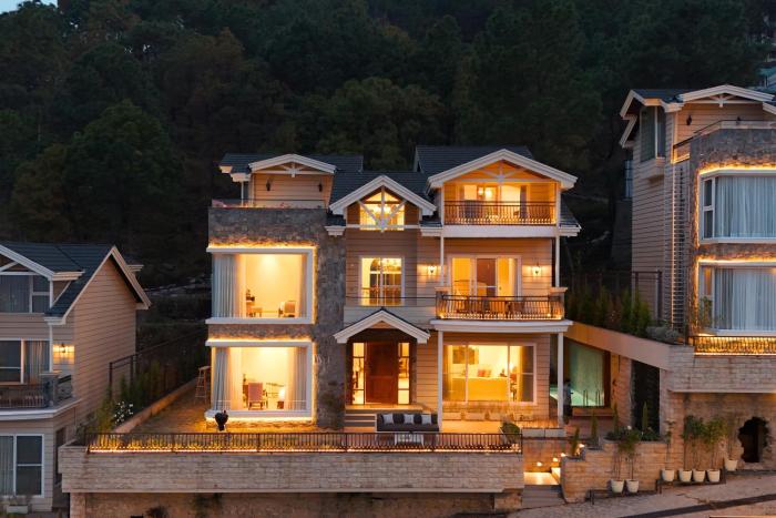 ELIVAAS privé The Royce Daisy Ultra-Luxe 4 BHK Villa with Pvt Heated Pool, Jacuzzi, Steam Room & Hill Views