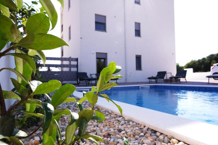 Seaside Serenity "Rosé" with pool, 150m from sea