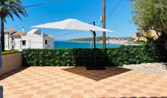 Beach house with pool at the Fortí viewpoint