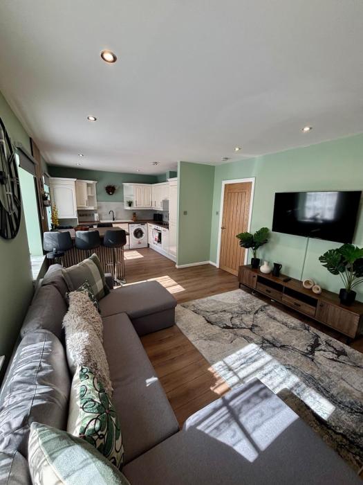 The Wheel House - Private Front door and Free Parking