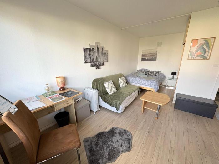 Studio RDC calme avec parking fermé près autoroute et tram C