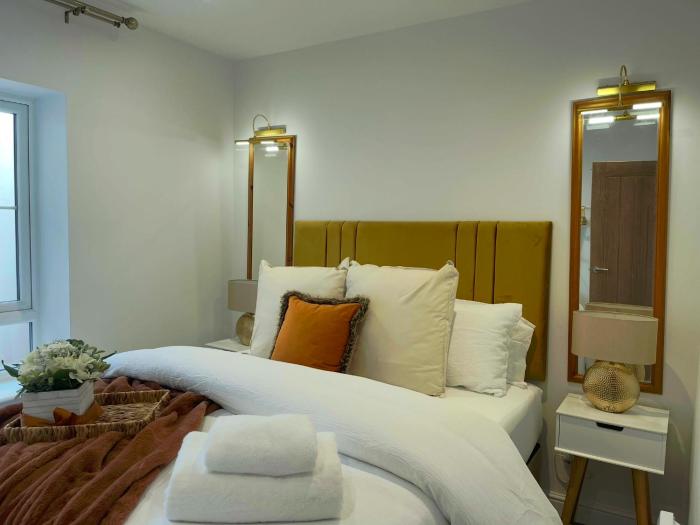 ELIM SUITE Cozy Winter Escape 1bed Apartment, Free Parking, Wifi Sleeps 2-3 people