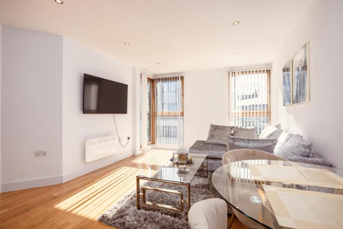 Central Leeds Dock Apt& Free Secure Parking!