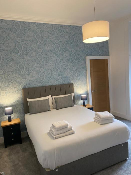 Spacious 2 bed sleeps 5 above traditional music pub