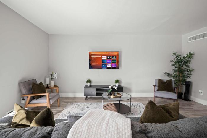 Stylish & Modern Unit Prime Location & Comfort