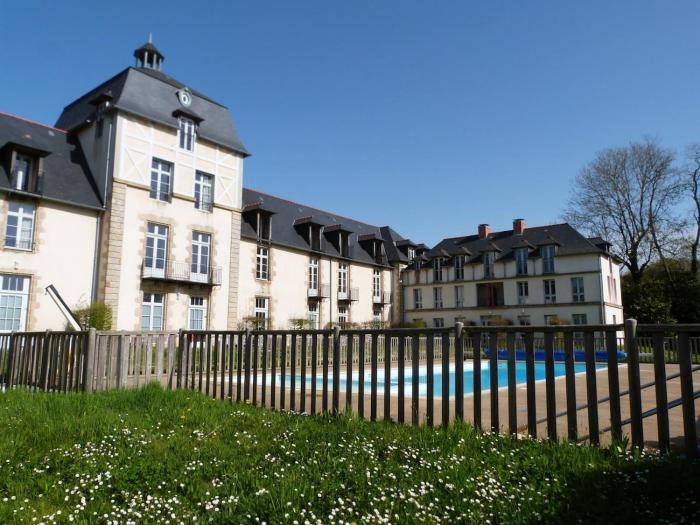 Appartement familial dans un château avec piscine chauffée, proche plages et sites du Golfe du Morbihan