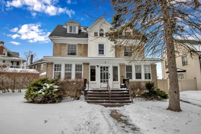 Spacious 4BR Near UB Niagara Falls - Pet Friendly