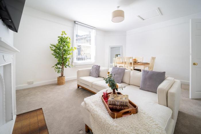 Larkhall Retreat- Village Centre, Parking, 4K TVs, 10mins To City Centre