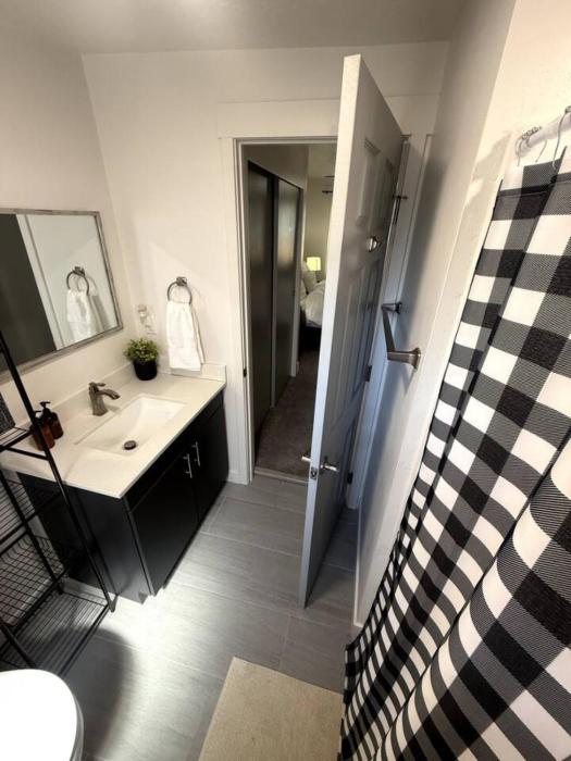 No Chores Silver Suite Near Downtown