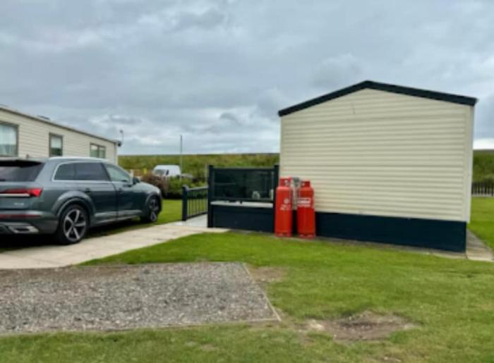 5 Minutes Walk From Beach , Accessible Pet Friendly Caravan With Hot Tub On Coastfields Holiday Village