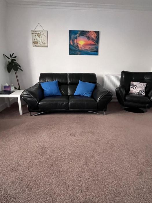 Spacious 2 bedroom flat nearby train and bus station