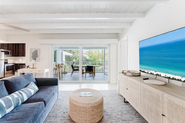 Beachside 2BR 2BA - Pool & Balcony - Steps to Boca Beach