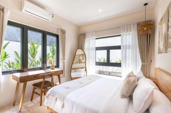 Cozy 1BR Retreat in Bali Elegant Wooden Interior