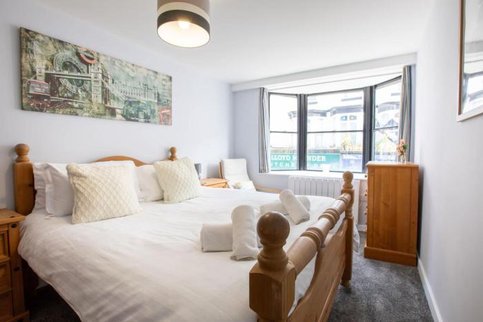 Land Ahoy- Harbour & High Street Apartment