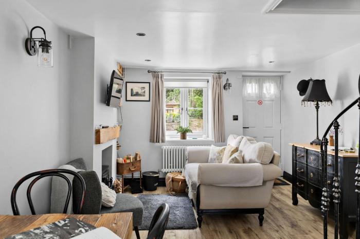 Apothecary Cottage - Pet Friendly Wedmore Couples Cottage - Free WiFi - Free Parking