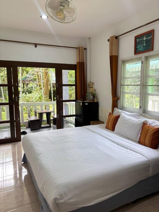 Khaosok gallery & camp