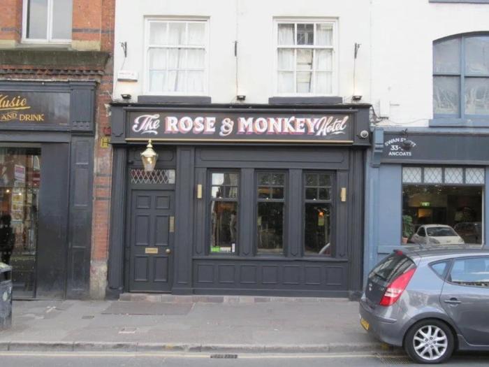 GuestReady - Rose and Monkey