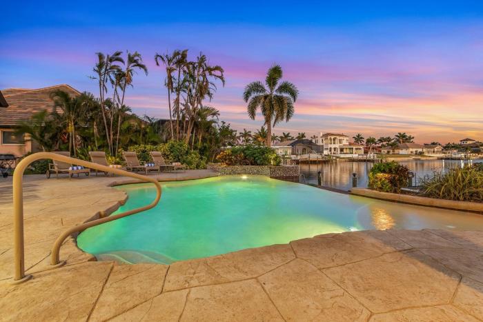 Heated Pool & Spa with Waterfall, Gulf Access, Dock & Outdoor Kitchen - Villa Camelia - Roelens