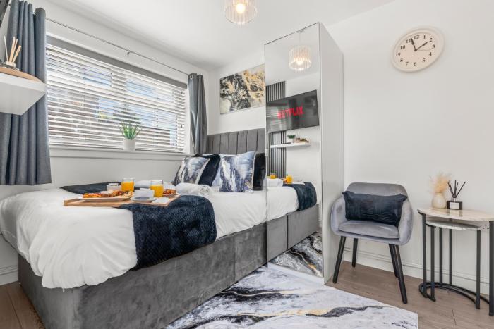 La Maisón, City Centre House, EV Parking, Fast WiFi, Netflix Private Entrance, Garden,