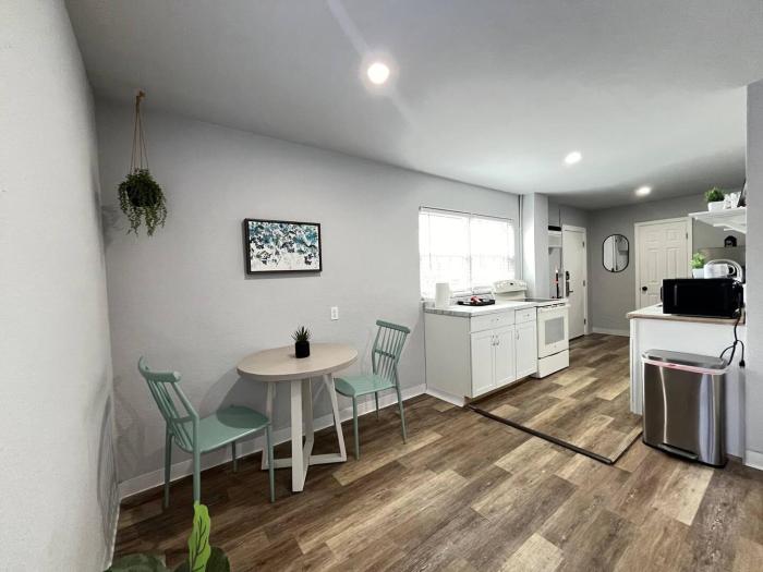 Stylish 1B1B Unit with kitchen and pool