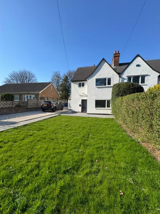 3 bedroom Home in chesterfield with front and back gardens