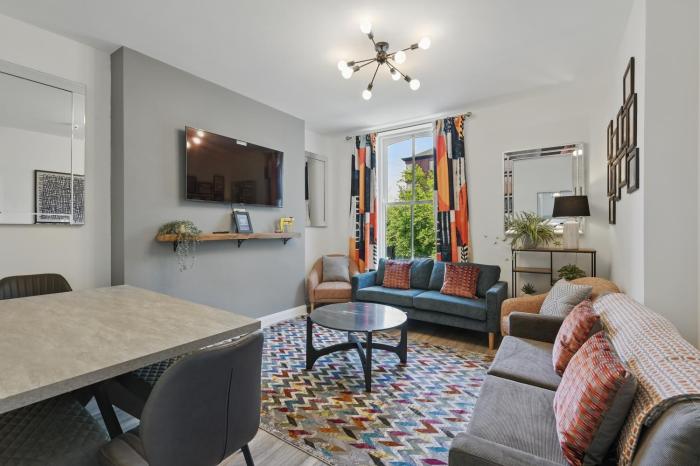 Spacious Victorian Flat with 2x Allocated Parking by StayByNumbers