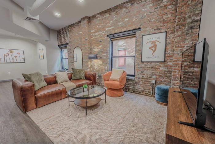 Charming 1 Bedroom Apt Laundry in Unit