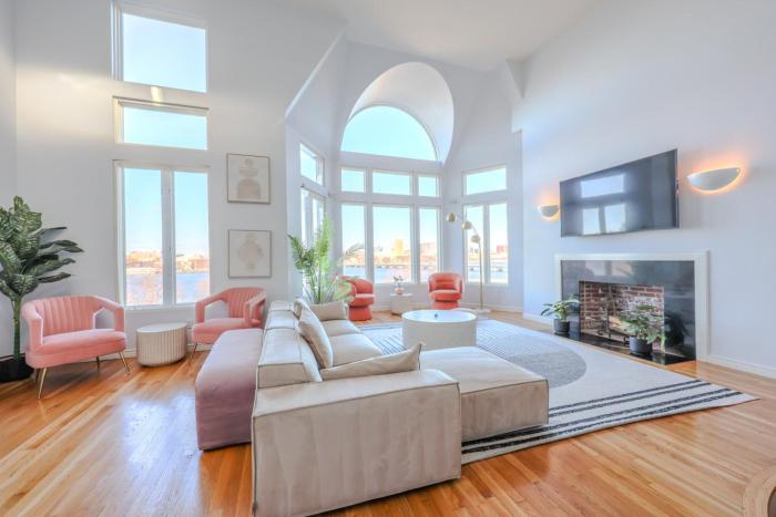 Luxurious Fenway 2BR Penthouse with Roof Decks