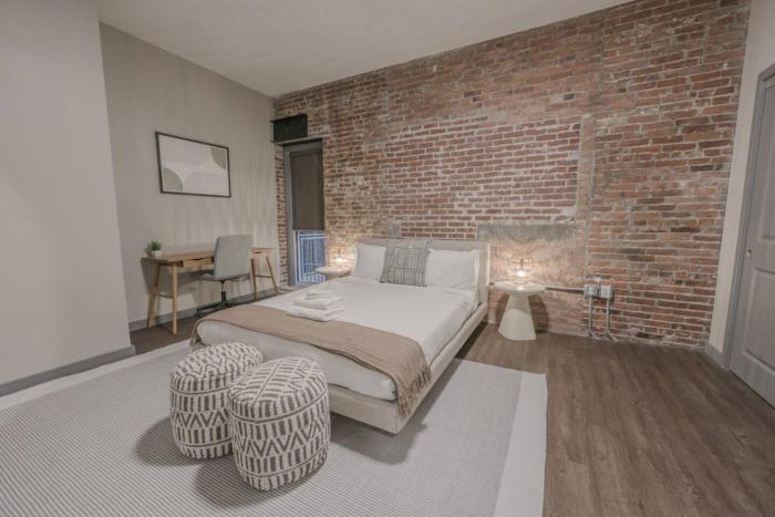 Stylish Downtown 2 Bedroom