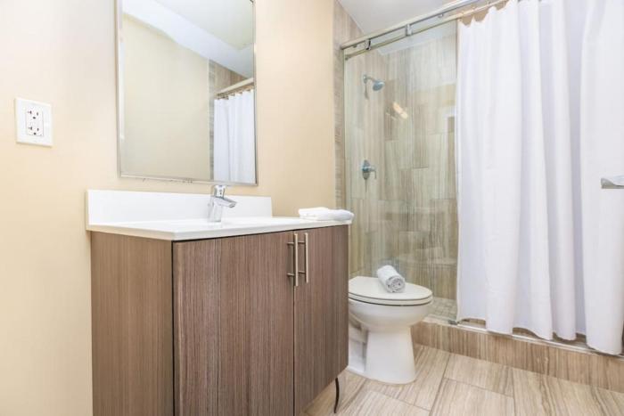 Designer Lux 4 bed Loft Steps to the State House