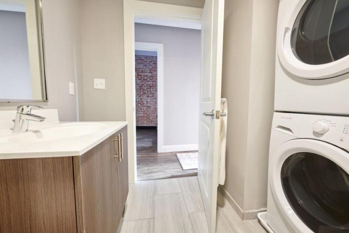 Pet Friendly 3 Bed 2 Bath steps to Beacon Hill