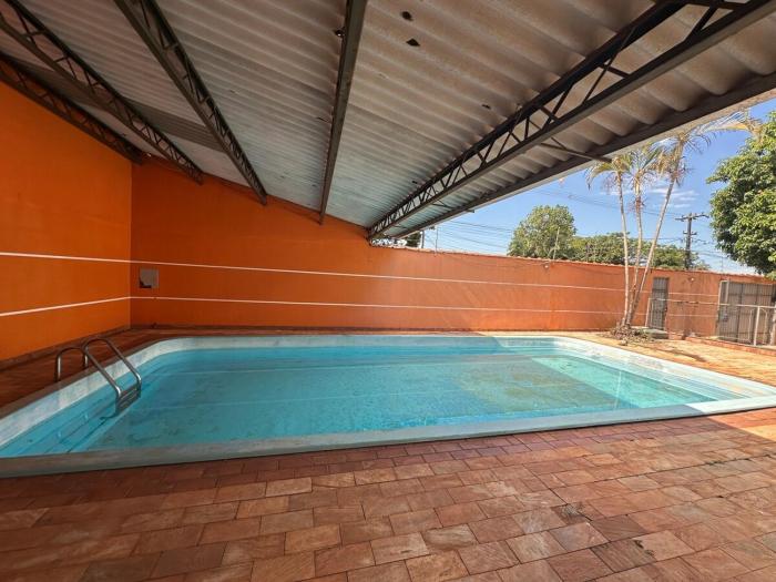 Casa grande com piscina