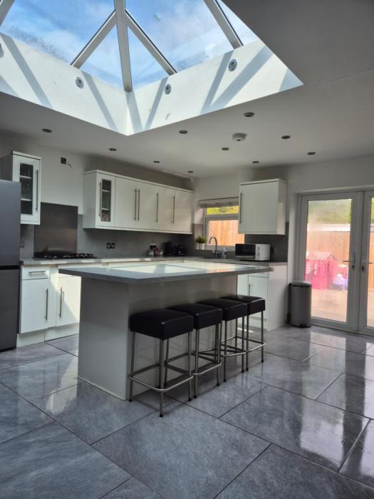 Cardiff city centre house - Sleeps 6