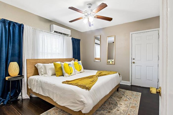 Large Top Floor Lookout (Pet-friendly) King 1 Bed