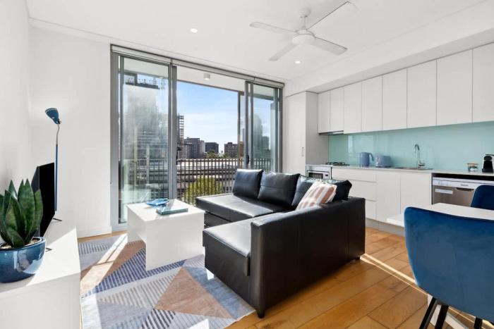 Central art-deco 1bed with balcony & aircon