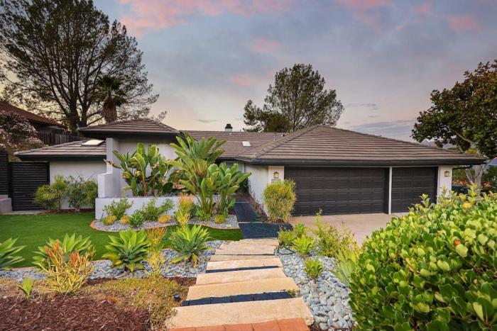 Hot Tub with A View and Large Back Deck & Game Room