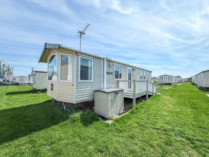 Modern 6 Berth Caravan For Hire At Fantasy Island In Skegness Ref 58009D