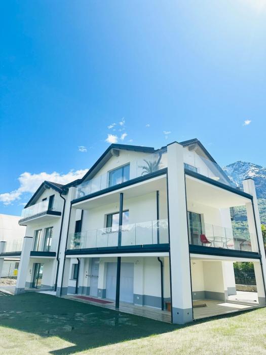 Top floor design apt, 3bd, 2bt!