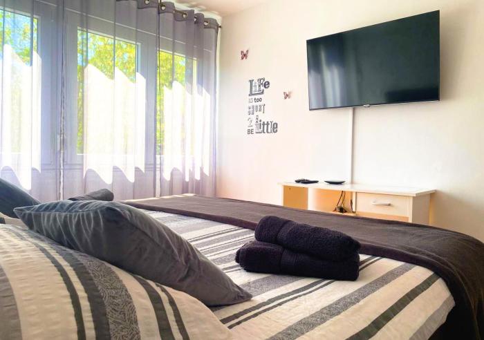 Balcony and Parking, 1min to Shop, Near Beach