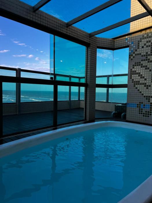 Luxuosa e espaçosa Cobertura Beira-Mar