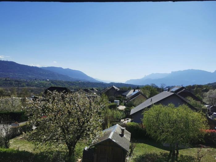 Quiet apartment between sky and mountains