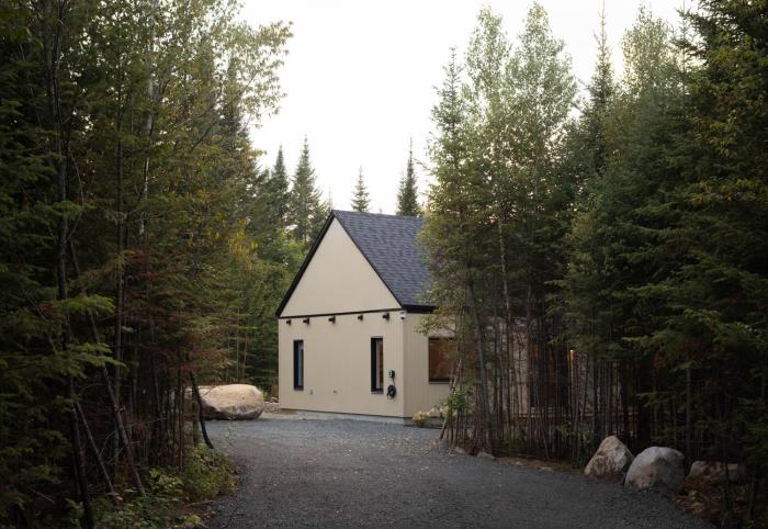 Chalet Perdu - Cozy Forest Retreat with Hot Tub