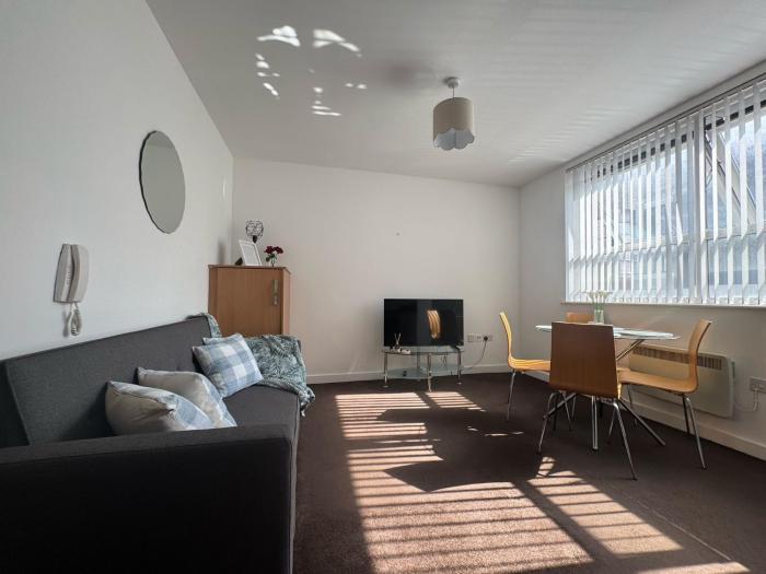 Chic Trafford Apartment, Private Underground Parking, Fast Wi-Fi, Self Check-in Anytime, 5 mins to Old Trafford Stadium